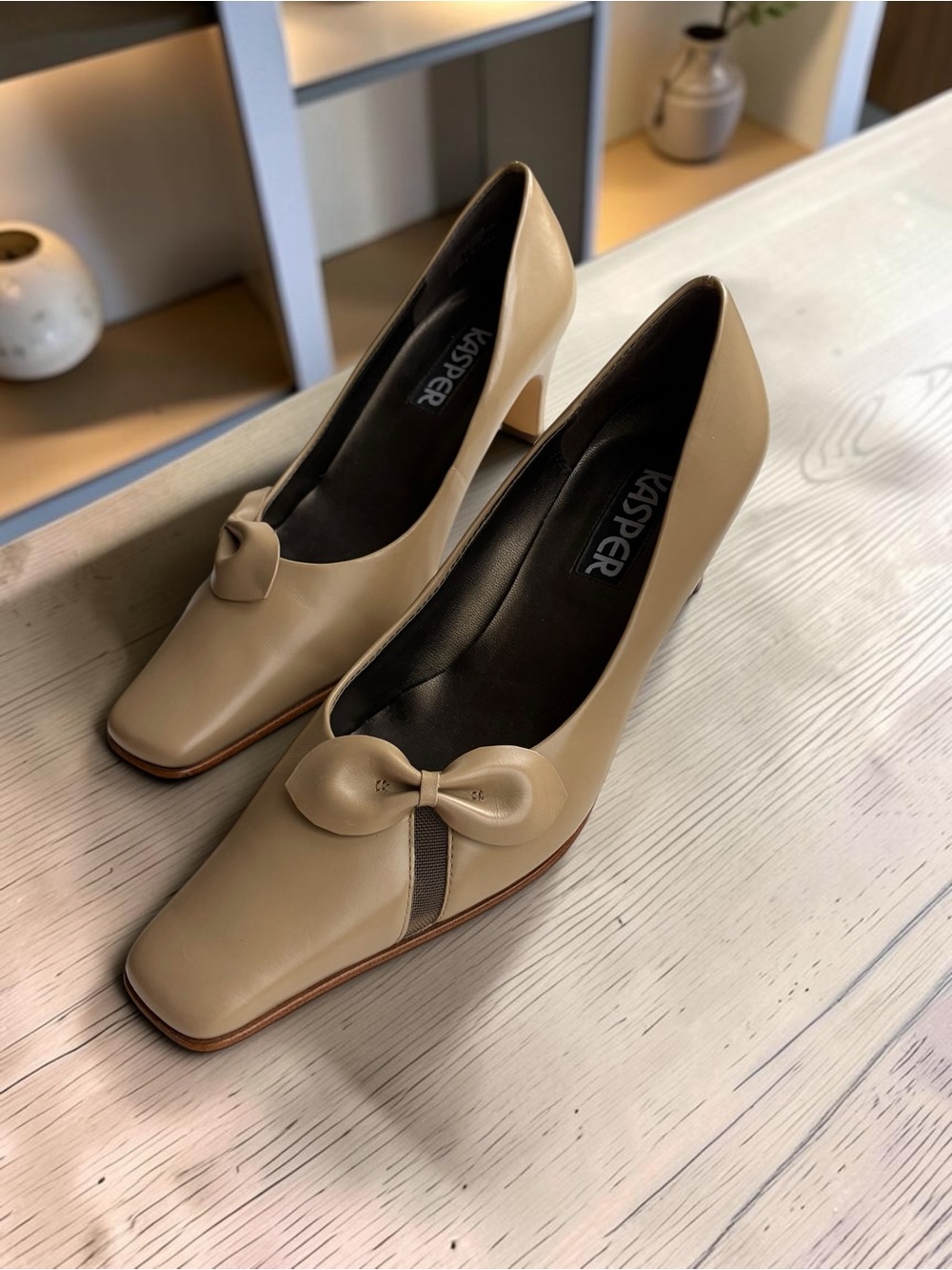 Vintage Kasper Tan / Taupe Leather Bow-Accent Low Heel Pumps late 90s-Y2K